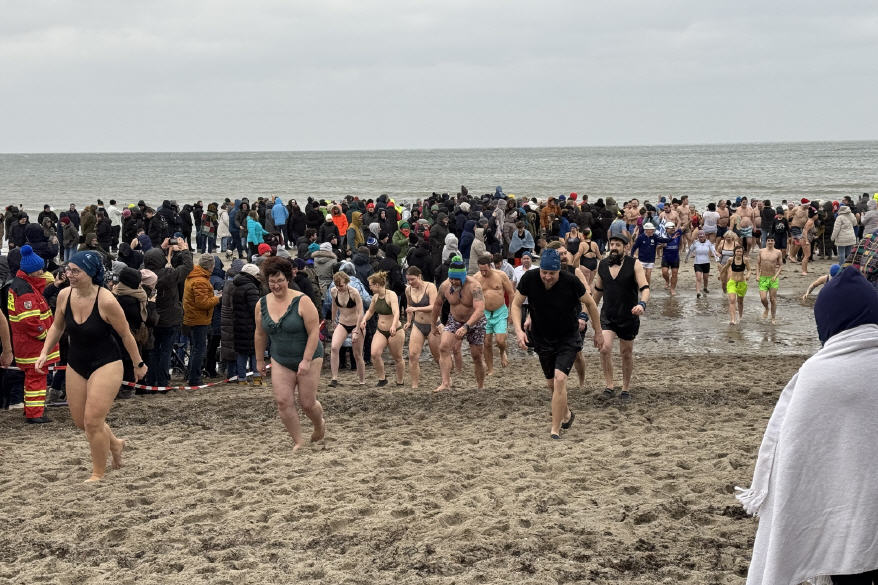 nachher st&uuml;rmen 70 Teilnehmer ins kalte Nass